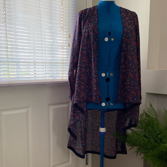 Black Floral print sheer women kimono asymmetrical hemline top. One size. Used. - Picture 9 of 13